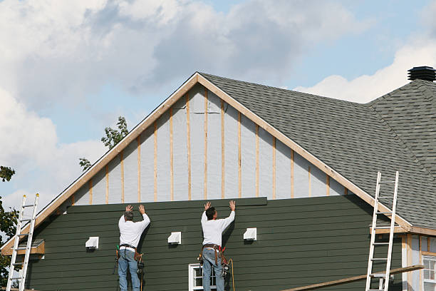 Professional Siding Installation technician working in Bushnell, IL